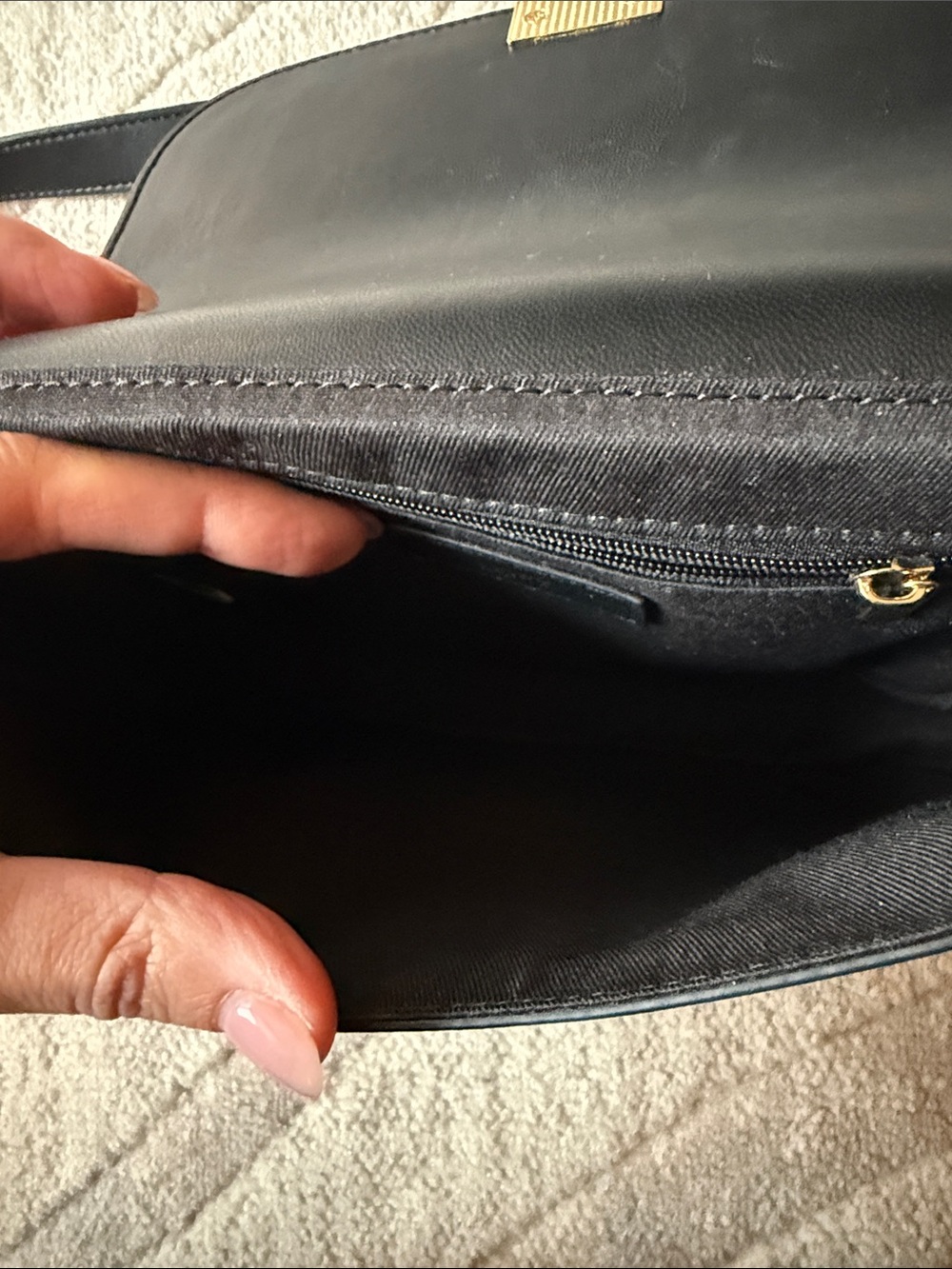 Black shoulder bag w gold tone hardware - Picture 4 of 4